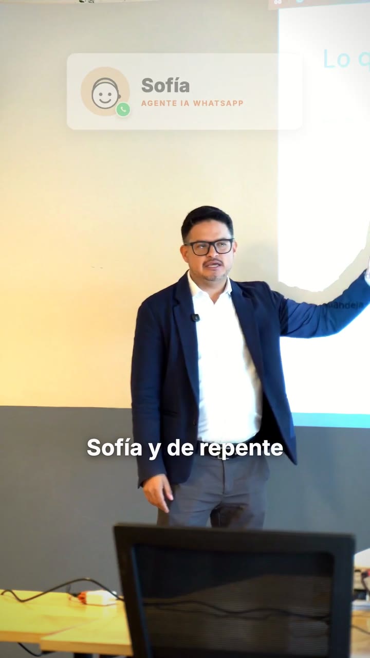 Un director de marketing educativo presenta el agente de IA